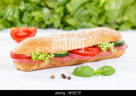 Sub sandwich Ganze Körner Körner mit Salami Schinken auf Holzbrett Holz Baguette Stockfoto