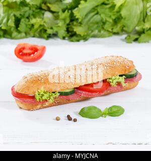 Sub sandwich Ganze Körner Körner mit Salami Schinken Quadrat auf Holzbrett Holz Baguette Stockfoto