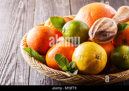 Verschiedene frische Zitrusfrüchte, selektiven Fokus. Stockfoto
