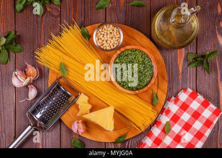 Grüne Basilikum Pesto - italienisches Rezept Zutaten auf Holztisch, Ansicht von oben. Stockfoto