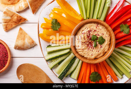 Gesunde hausgemachte Hummus mit sortierten frisches Gemüse und Fladenbrot. Stockfoto