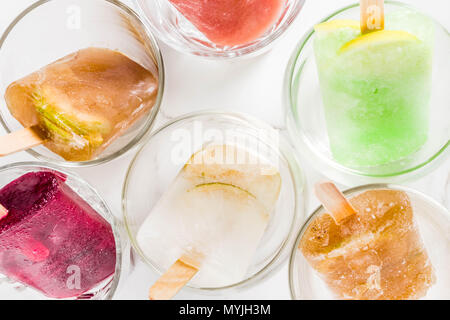 Sommer Party Food ideas, gefroren versoffenen Alkohol cocktails Eis am Stiel - Prosecco, Wodka limette Mojito, Champagner, Bellini, Margarita, negroni etc weiß Marb Stockfoto