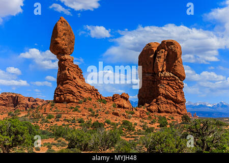 Dies ist ein Blick auf die Red Rock Formation, wie Balanced Rock auf einem spektakulären Tag im Arches National Park, Moab, Utah, USA bekannt. Stockfoto