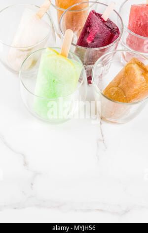 Sommer Party Food ideas, gefroren versoffenen Alkohol cocktails Eis am Stiel - Prosecco, Wodka limette Mojito, Champagner, Bellini, Margarita, negroni etc weiß Marb Stockfoto