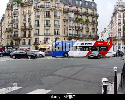 Touristen auf Open Top Bus anzeigen Stadt in einem leichten Regen, Montparnasse, Paris, Frankreich Stockfoto