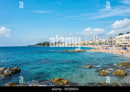 Spanien, Lloret de Mar - 22. September 2017: Stadt Strand des Mittelmeers Stockfoto