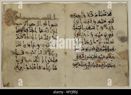 . Englisch: Diese Kalligrafischen Fragment enthält, auf der linken Seite des bifolio, die beleuchteten Titel und die Verse 1-6 des 69. Kapitel des Qur'an al-Haqqah (die Wahrheit). Der Text ist in Kufi (Neue BUPET III) geschrieben. Rote Punkte zeigen Vokalisierung, während Vokal Zeichen und orthoepics (Aussprache) in schwarzer Tinte zu einem späteren Zeitpunkt hinzugefügt wurden. Ein Punkt unter dem Buchstaben ra (r) dient, um ihn aus der zayn (z) unterscheiden. Das Skript, Vokalisation und vertikales Format zeigen einige der Fortschritte in der Kufi Kalligraphie und Koran Produktion während des 10. Jahrhunderts. 10. Jahrhundert. Un Stockfoto