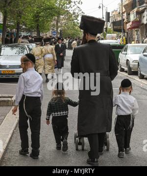 Sammeln von Mea Shearim Juden in Jerusalem., April 5, 2018 | Verwendung weltweit Stockfoto