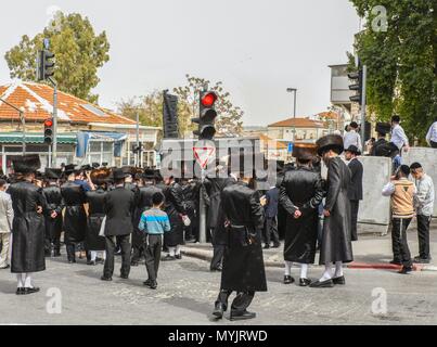 Sammeln von Mea Shearim Juden in Jerusalem., April 5, 2018 | Verwendung weltweit Stockfoto