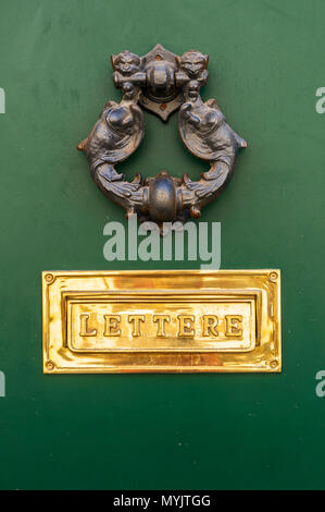 Grüne Tür und Letter Box Stockfoto