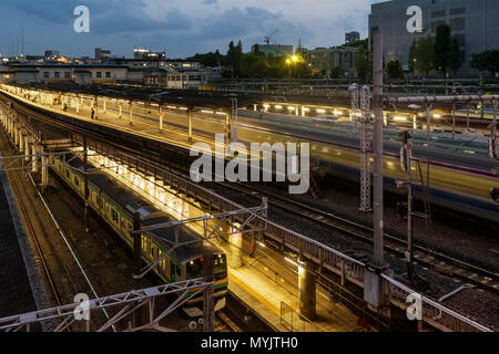 Mit dem Zug und schönen Blick auf Ueno Station in der Blauen Stunde, Tokio, Japan Stockfoto