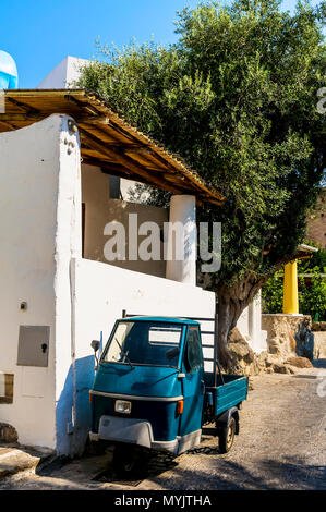 Kleine Lkw / Auto in Italien an der Seite der Straße geparkt werden. Vorderansicht Stockfoto