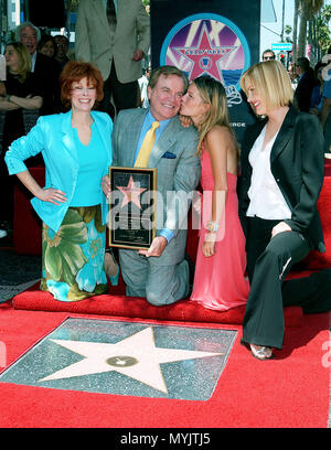 Robert Wagner erhielt einen Stern auf dem Walk of Fame in Los Angeles. In das Bild seiner Frau Jill und seine 2 Töchter Courtney und Katie. Juli 16, 2002. - WagnerRobert frau daught 06. jpgWagnerRobert frau daught 06 Veranstaltung in Hollywood Leben - Kalifornien, Red Carpet Event, USA, Filmindustrie, Prominente, Fotografie, Bestof, Kunst, Kultur und Unterhaltung, Topix prominente Mode, Besten, Hollywood Leben, Event in Hollywood Leben - Kalifornien, Film Stars, TV Stars, Musik, Promis, Topix, Bestof, Kunst, Kultur und Unterhaltung, Fotografie, Anfrage tsuni @ Gamma- Stockfoto