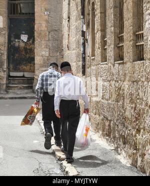 Sammeln von Mea Shearim Juden in Jerusalem., April 5, 2018 | Verwendung weltweit Stockfoto