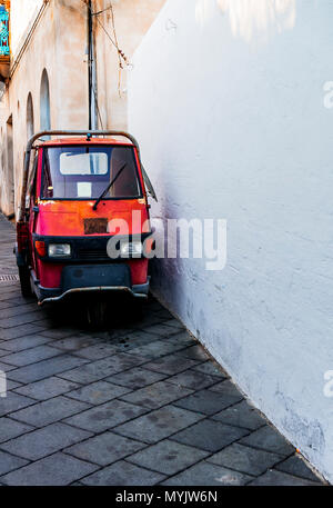 Kleine Lkw / Auto in Italien an der Seite der Straße geparkt werden. Vorderansicht Stockfoto