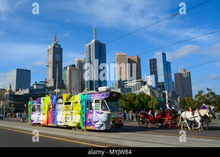 Melbourne CBD Stadtbild mit Straßenbahn, Reiten und Kutschfahrten, vor den Federation Square, Australien Stockfoto