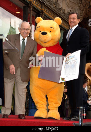 Für sein 80-jähriges Bestehen, Winnie Pooh (mit Johnny Grant und Robert Iger, Präsident und CEO von Disney) wurde mit einem Stern auf dem Hollywood Walk of Fame geehrt in Los Angeles. 11. April 2006. - WinnieThePooh 011.jpgWinnieThePooh 011 Veranstaltung in Hollywood Leben - Kalifornien, Red Carpet Event, USA, Filmindustrie, Prominente, Fotografie, Bestof, Kunst, Kultur und Unterhaltung, Topix prominente Mode, Besten, Hollywood Leben, Event in Hollywood Leben - Kalifornien, Film Stars, TV Stars, Musik, Promis, Topix, Bestof, Kunst, Kultur und Unterhaltung, Fotografie, Stockfoto