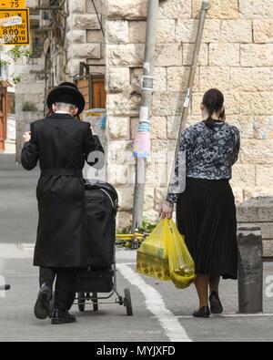 Sammeln von Mea Shearim Juden in Jerusalem., April 5, 2018 | Verwendung weltweit Stockfoto