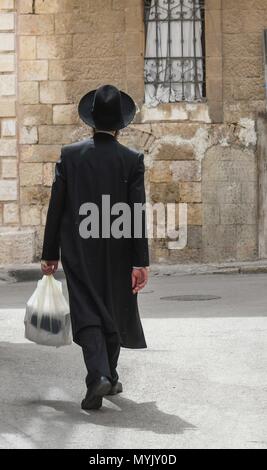 Sammeln von Mea Shearim Juden in Jerusalem., April 5, 2018 | Verwendung weltweit Stockfoto