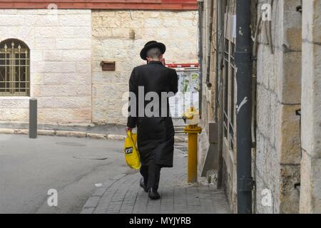 Sammeln von Mea Shearim Juden in Jerusalem., April 5, 2018 | Verwendung weltweit Stockfoto