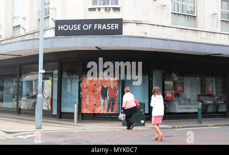 Fußgänger pass die Middlesbrough Zweig der House of Fraser, ist einer von denen, die erwartet zu schließen, nachdem der Einzelhändler Pläne angekündigt, zu 31 der 59 Filialen in Großbritannien und Irland als Teil einer Rettung Abkommen geschlossen, die rund 6.000 Arbeitsplätze. Stockfoto