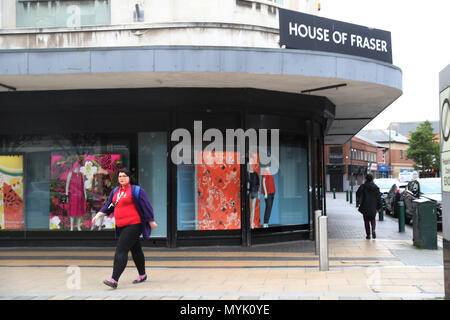 Fußgänger pass die Middlesbrough Zweig der House of Fraser, ist einer von denen, die erwartet zu schließen, nachdem der Einzelhändler Pläne angekündigt, zu 31 der 59 Filialen in Großbritannien und Irland als Teil einer Rettung Abkommen geschlossen, die rund 6.000 Arbeitsplätze. Stockfoto