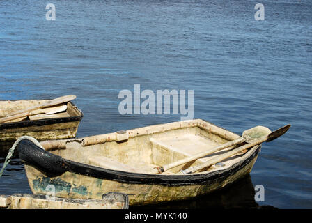 Eine einfache Ruderboot mit Rudern bis in den Hafen gebunden, Kinvara Irland Stockfoto