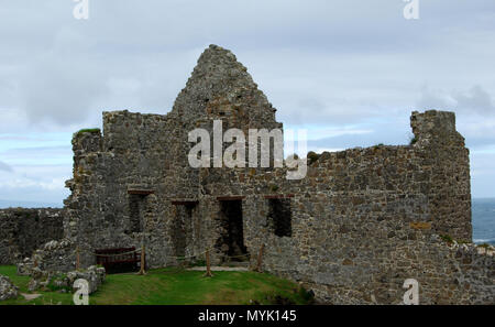 Seitenansicht Foto von Dunluce Castle, Nordirland, Großbritannien Stockfoto