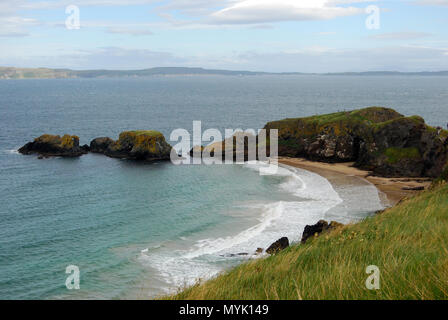 In der Nähe von Carrick-a-Rede rope bridge Larrybane Strand ist, eine Schönheit der Küste im Spiel der Throne empfohlene Stockfoto