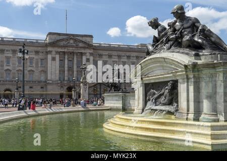 UK: Die Fassade des Buckingham Palace mit Victoria Memorial in London. Foto vom 09. Mai 2018. | Verwendung weltweit Stockfoto