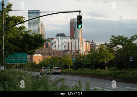 Teil des Tribeca Ausdehnung von West Street, eine Autobahn auf der west Side von Manhattan, auf der Suche nach Süden in Richtung Battery Park City. Stockfoto