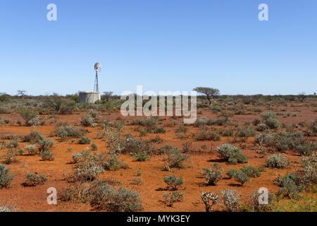 Windmühle und Wassertank im Outback australische Landschaft, Yalgoo, Western Australia - April 2018 | Verwendung weltweit Stockfoto