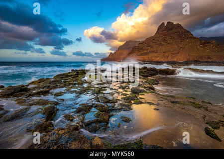 Seascape - Anagagebirge direkt von den Ozeanen in Punta del Hidalgo auf Teneriffa Stockfoto