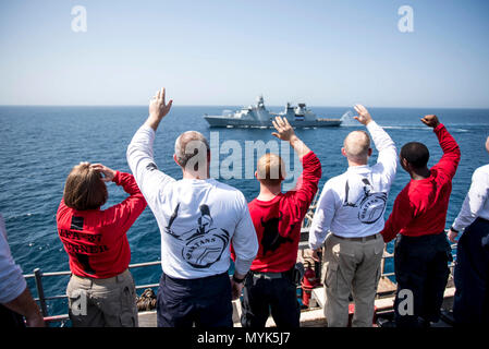 Arabischen Golf (5. Mai 2017) Segler wave an die dänische Fregatte HDMS Peter Willemoes (F 362) als Er fährt den Persischen Golf an Bord der Flugzeugträger USS George H.W. Bush (CVN 77) (GHWB). GHWB ist in den USA der 5. Flotte Bereich für Maßnahmen zur Erhöhung der Sicherheit des Seeverkehrs auf die Verbündeten und Partnern zu beruhigen bereitgestellt, und der Freiheit der Schiffahrt und des freien Handels in der Region erhalten. Stockfoto