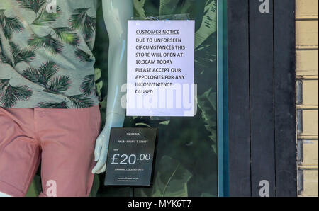 Ein Kunde Zeichen im Fenster des Birkenhead Zweig der House of Fraser, einer von denen, die erwartet zu schließen, nachdem der Einzelhändler Pläne angekündigt, zu 31 der 59 Filialen in Großbritannien und Irland als Teil einer Rettung Abkommen geschlossen, die rund 6.000 Arbeitsplätze. Stockfoto