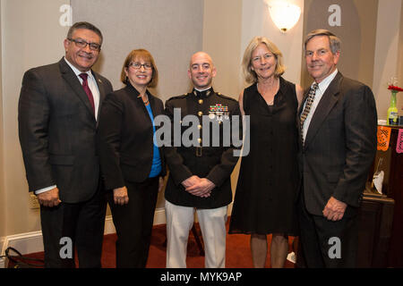 Der Herr Abgeordnete Salud Carbajal, Links, United States, 24. Kongreß der Kalifornischen Bezirk; und seine Frau Gina für ein Foto mit den Gästen bei einem Empfang Pose vor einem Abend Parade, Marine Barracks Washington, Washington, D.C., 05.Mai 2017. Abend Paraden sind als Mittel zur Einhaltung der hohen Beamten statt, verehrte Bürger und Förderer des Marine Corps. Stockfoto