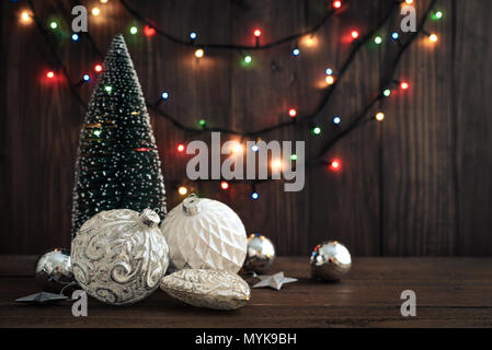 Weihnachtsschmuck mit Sternen, Tannenbaum und Weihnachtslichter auf Holz- Hintergrund, Nahaufnahme Stockfoto