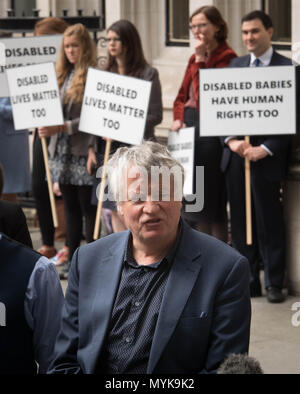 Les Allamby Chief Commissioner der Nordirland Menschenrechtskommission spricht zu den Medien außerhalb des Obersten Gerichtshofes in Westminster, wo der britische Höchstes Gericht auf Nordirland Abtreibungsgesetz Herausforderung zu regieren. Stockfoto