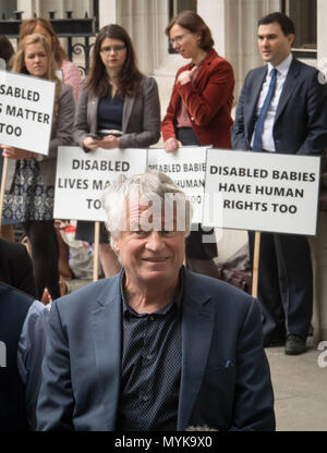 Les Allamby Chief Commissioner der Nordirland Menschenrechtskommission spricht zu den Medien außerhalb des Obersten Gerichtshofes in Westminster, wo der britische Höchstes Gericht auf Nordirland Abtreibungsgesetz Herausforderung zu regieren. Stockfoto