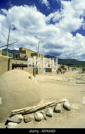 1992 Brot backen BACKOFEN ADOBE WOHNUNGEN TAOS PUEBLO TAOS NEW MEXICO USA Stockfoto