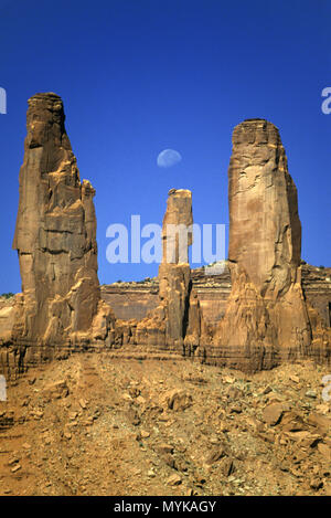 1992 Drei Schwestern Felsformationen des Monument Valley Navajo Tribal Park ARIZONA USA Stockfoto