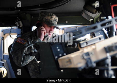 SPC. Daniel Kovitch, ein motor Transport Operator mit 364th Expeditionary Sustainment Command, fordert ein 9-Line MEDEVAC während der beste Krieger-Wettbewerb veranstaltet von der 79. Sustainment Support Command in Camp Pendleton, Kalifornien, 4. Mai 2017.     Der US Army Reserve 79. Sustainment Support Command Gastgeber ihre 2017 besten Krieger Wettbewerbs in Camp Pendleton, Kalifornien, Mai 3-6. Die besten Krieger-Wettbewerb sucht die besten Kandidaten, der ein Soldat der US-Armee definiert durch Tests Soldaten körperlich und geistig. Der Wettbewerb bestand aus ein Soldat und einer verkauften aus Stockfoto