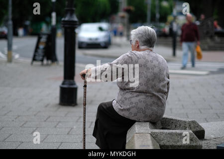 Eine alte Dame mit ihrem Spazierstock in Falmouth, Cornwall Stockfoto