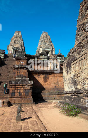 Siem Reap Kambodscha Jan 2 2018, Touristen auf der Treppe von thr 10. Jahrhundert Pre Rup Tempel Stockfoto