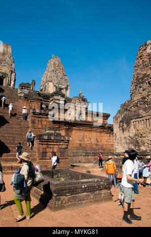 Siem Reap Kambodscha Jan 2 2018, Touristen und Händlern auf der Terrasse des 10. Jahrhunderts Pre Rup Tempel Stockfoto