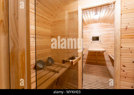 Innenbereich der Sauna. ländlichen mobile Badewanne aus Holz in der Form eines Fasses in einem Pinienwald Stockfoto