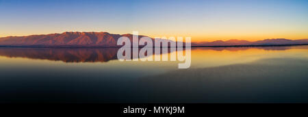 Luftaufnahme der künstliche See Kerkini und ihre Berge bei Sonnenuntergang im Norden Griechenland Stockfoto