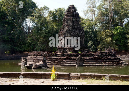 Siem Reap, Kambodscha, Blick auf die Insel Tempel Preah Neak Poan mit Jungle im Hintergrund Stockfoto