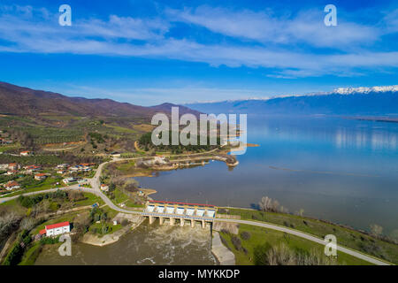 Luftaufnahme der künstliche See Kerkini und Strymon-flusses mit dam im Norden Griechenland Stockfoto