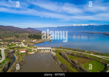Luftaufnahme der künstliche See Kerkini und Strymon-flusses mit dam im Norden Griechenland Stockfoto